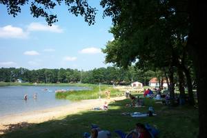 Der Otterstedter See mit Blick auf die Badestrände